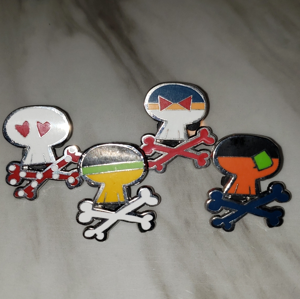 🎁 SALE 🎁 Disney Character Skull & Cross Bone Disney Trading Pins